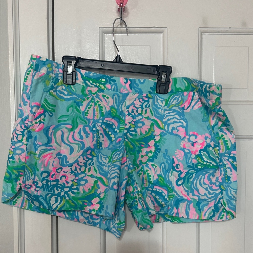 Lilly Pulitzer Ocean View shorts Aqua La Vista" print.
Size large